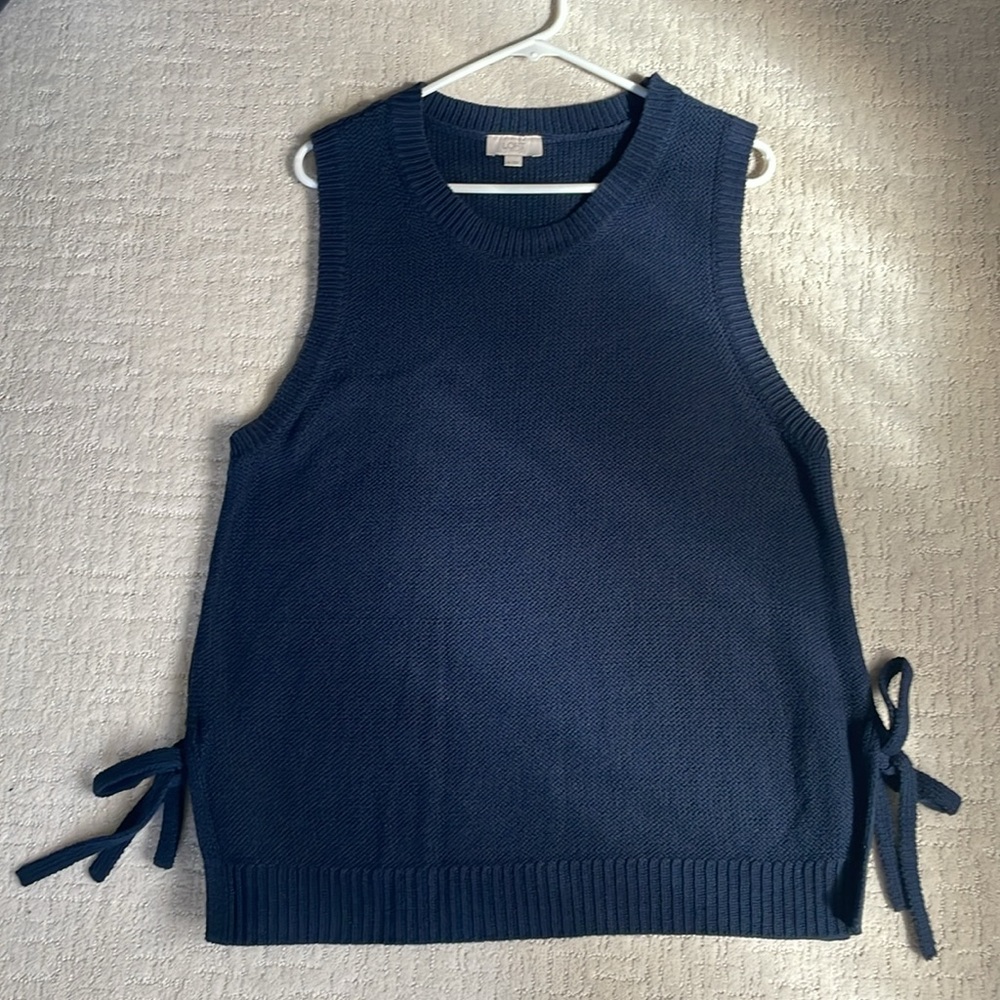 Never worn Loft knit muscle tank with bow closures at the sides 💙